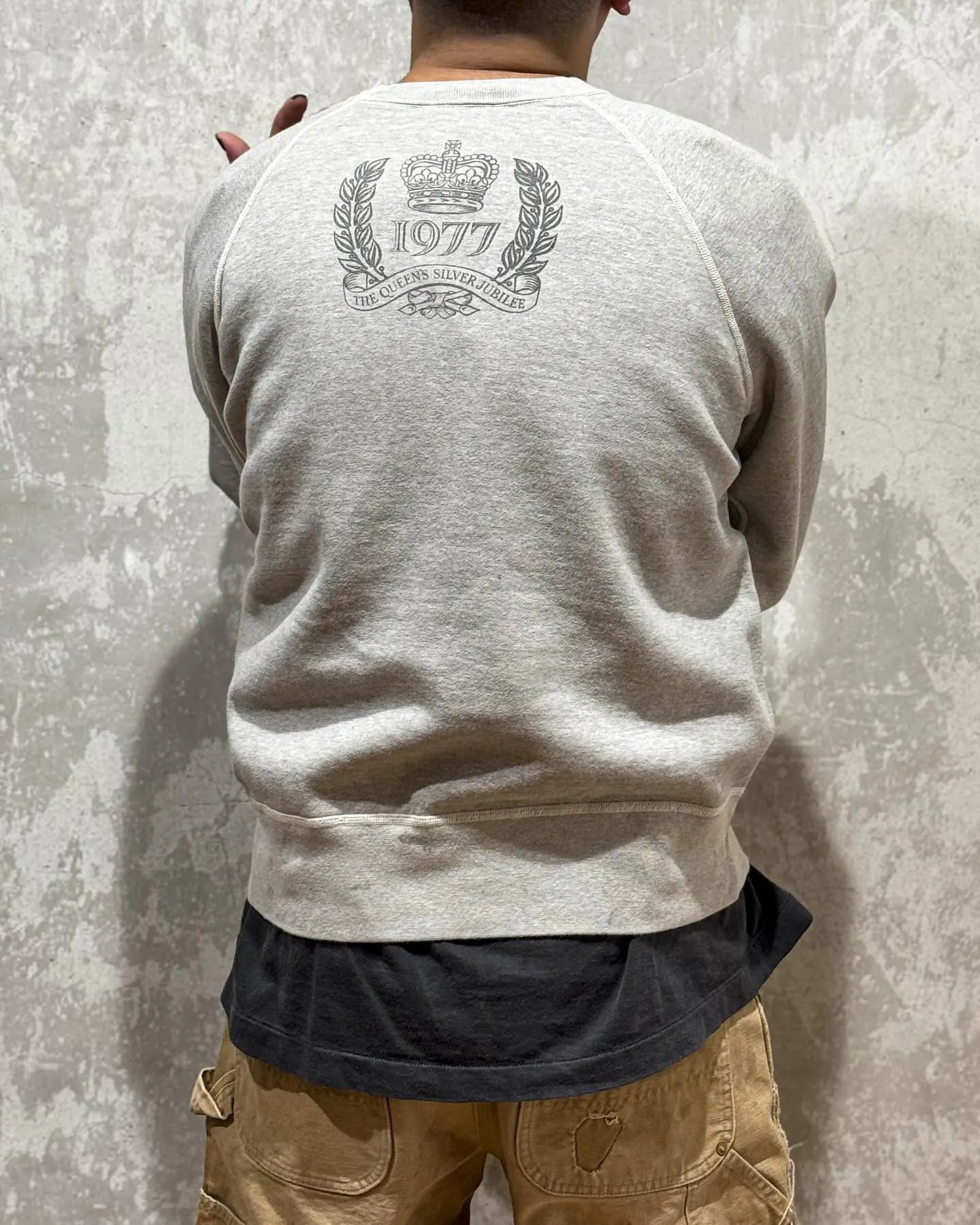 SAINT Mxxxxxx x SEX PISTOLS QUEEN SP_CREW SWT/GRAY band co-branded retro sweatshirt Queen's distressed sweatshirt with holes Distressed gray S-XL Retro distressed distressed hole wash treatment Hand-made graffiti treatment Factory four-needle six-thread boneless sewing Correct co-branded collar label/correct fruit label/wash water label/little angel label